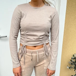 Topp - Beige topp med snygga detaljer på sidorna. Väldigt fin och som ny. Kan skicka fler bilder vid intresse 💘