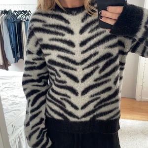 Zebramönstrad tröja från NA-KD - Tyvärr används den inte lika mycket längre, väldigt bra skick