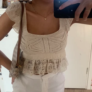 Stickad zara topp - Säljer denna slutsålda, superfina och somriga toppen från Zara!! Den är aldrig använd med prislapp kvar - köpt för 300kr 💖 vid frågor är det bara höra av sig 🙏🏼