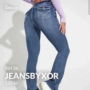 Jeansbyxor  - Säljer dom här snygga jeans byxorna från SHEIN som har fina detaljer där bak  Dom är aldrig använda 