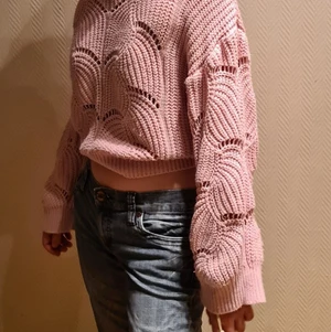 Rosa stickad tröja :) - Jättefin stickad tröja från ginatricot med lite 80-tals vibbar i storlek S. Säljer då den inte är min stil längre. Frakt tillkommer. Vid flera intresserade blir det budgivning!