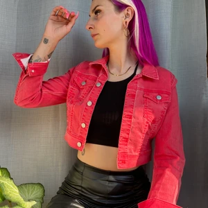 Ljustöd denim* jacka - • Cool och somrig ”jeansjacka” • Tunnare i tyget så passar båda vår, sommar och hösten. Ljusröd färg med två fickor på bröstet. Kort variant så räcker till midjan.