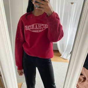 Sweatshirt  - Vinröd sweatshirt med vitt tryck, använd fåtal gånger så väldigt bra skick! Spårbar frakt tillkommer på 51 kr❤️