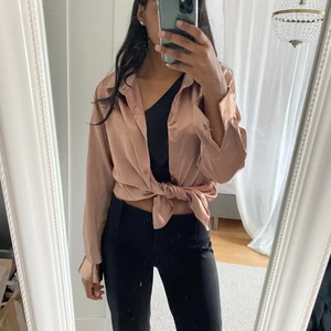 Topp - Skjorta/ topp i S i satin , helt oanvänd!!! Frakt tillkommer på 51 kr❤️