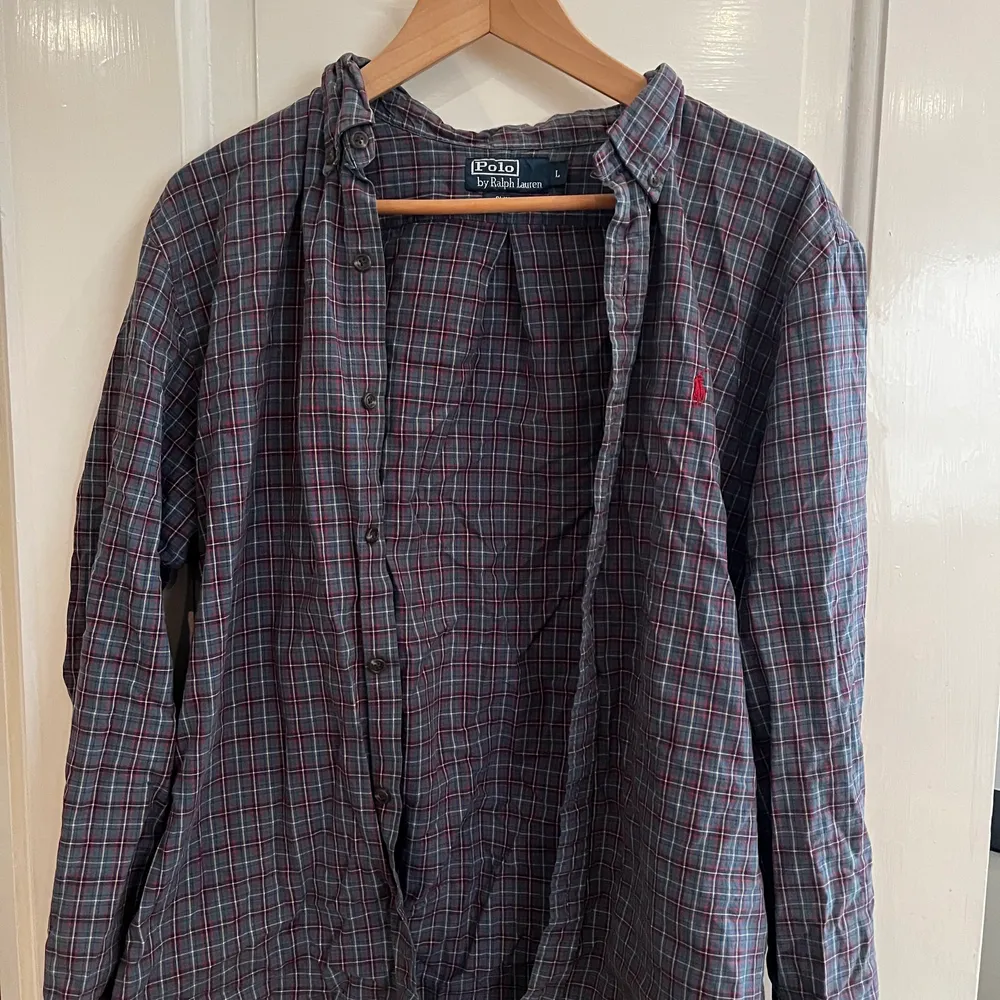 Säljer en ralph lauren flannel skjorta i storlek slim fit Large i använt skick Nypris ca 1400kr. Skjortor.