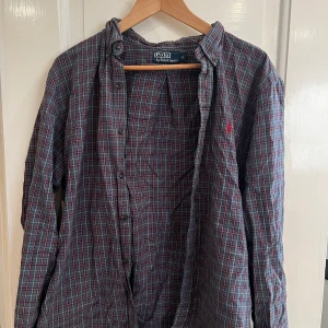 Polo ralph lauren flannel skjorta - Säljer en ralph lauren flannel skjorta i storlek slim fit Large i använt skick Nypris ca 1400kr