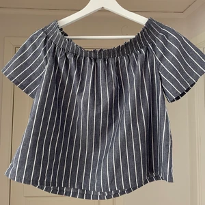 Topp - Offshoulder-topp från Gina Tricot, strl 34. Nyskick, knappt använd