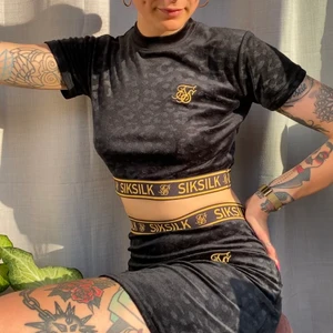 SIKSILK SET - • Mjuk kjol - sett i leopard velour • Snyggaste och mjukaste settet i historien! Oanvänd då det är lite för stort i midjan på mig. Snygga detaljer med god kvalitet båda i tyget, i midjan och broderade märken på topp och kjol. Bra med strech i tyget!