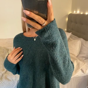 Mysig tjocktröja - Från weekday i storlek s, sitter lite oversized. Har använts en del men inget som syns utan den är i väldigt bra skick.