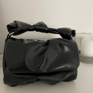 Zara Väska - Svart fakeskinn väska från Zara. Långt axelband följer med.