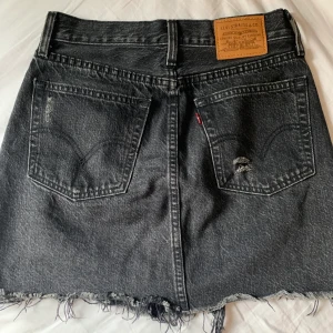 Levi’s kjol  - Levi’s kjol i stl 24. Super fin men har blivit för liten. Är själv en M/S och skulle säga att detta är en xs 