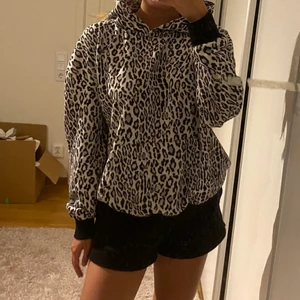 Leopard hoddie - Användt skick S Missfärgning på kragen