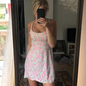 Zara klänning  - Klänning från Zara jag köpte på Plick men som jag ej användigt, den finns ej o köpa på Zaras hemsida längre. Den passar mig bra som är 173 ish och har s/xs💗( pris kan diskuteras)