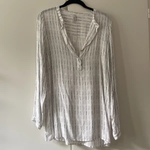 Blus  - Fin lite längre blus som inte kommer till användning 🥰