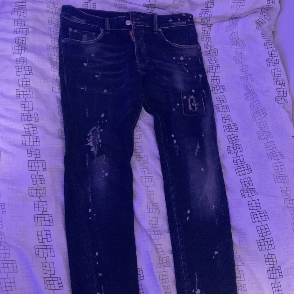 Jätte fina och sköna dsquared jeans använt dem ett flertal gånger haft dem ungefär i 6 månader. . Jeans & Byxor.