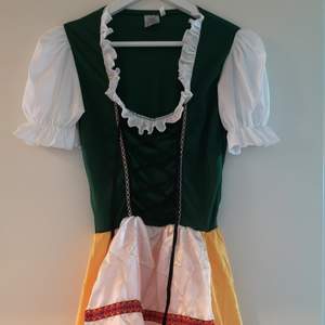 En oktoberfest klänning i onesize som aldrig är använd. Är ganska kort i kjolen. 