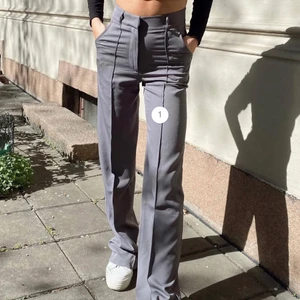 Gråa Kostymbyxor Med Pressveck - Nu säljer jag mina gråa kostymbyxor från Madlady då jag har råkat beställa en förstor strl! Dom är strl ( 36/S ) L30. Original pris är 549 men jag säljer dom för 400kr då dom är använda endast 1 gång och är i fint skick. Köparen står för frakten