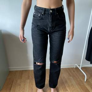 Jeans från Gina Tricot i modellen 90s high waist.