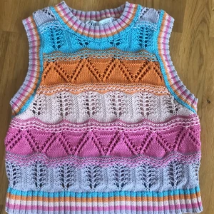 Stickad topp ZARA slutsåld - Stickad multifärgad topp från ZARA-21. Använd fåtal gånger. Nyskick