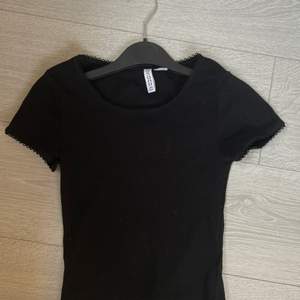 Säljer denna fina t-shirt från H&M ❤️ kontakta mig vid fler bilder 