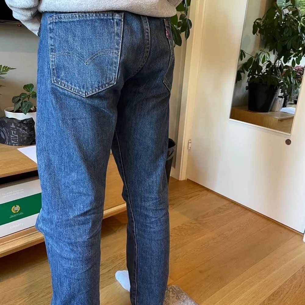 Jag säljer ett par herr Levis jeans, bra skick. Passar dom mellan 173-177 cm ish. Dom är uppvikta där nere pågrund av att dom är lite för långa. Köparen står för frakten!. Jeans & Byxor.