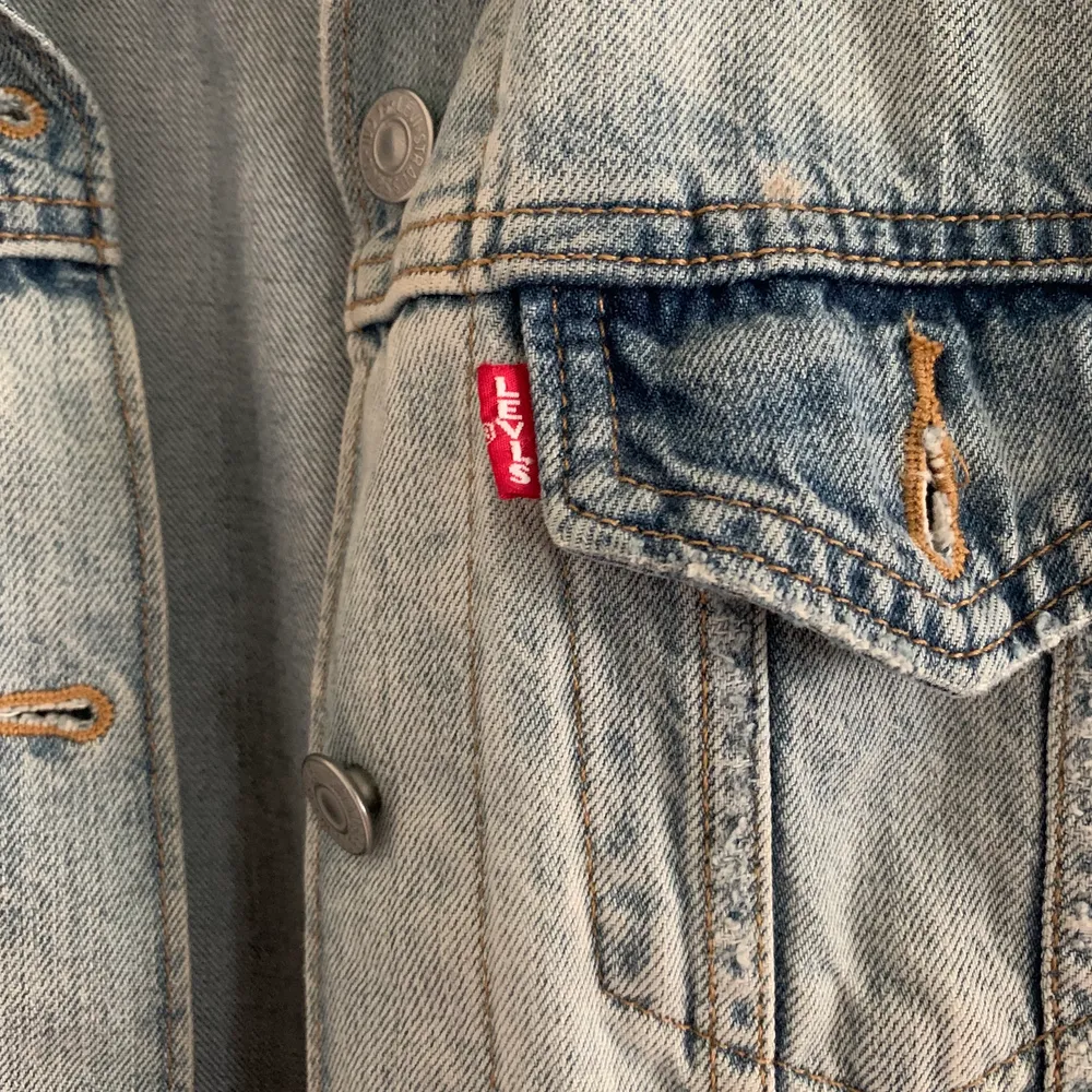 Levis jeansjacka i storlek S. Använd ett fåtal gånger, mycket fint skick - som ny. Köparen står för frakt.. Jackor.