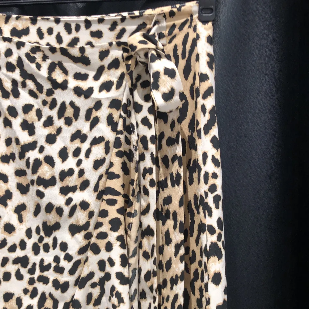 Leopard mönstrade kjol . Kjolar.