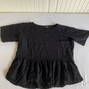Bikbok volang tröja storlek M - Super fin tröja till dig som gillar volang saker💗 kom inte till användning så är bäst att sälja den💕 köptes för 199kr och säljer för 150kr❤️ tryck snälla inte på köp direkt utan prata med mig så kan du swisha istället för att det är något fel för mig💗🫶