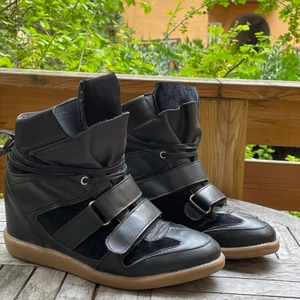 Isabel Marant liknande skor - Ett par Isabel Marant liknande skor från Stylesnob Copenhagen inköpta på Jackie för ca 2 år sen. Använda 2 ggr och därav säljer jag dem då de inte kommer till användning 💕  väldigt enkelt och bekväma att gå i 👍