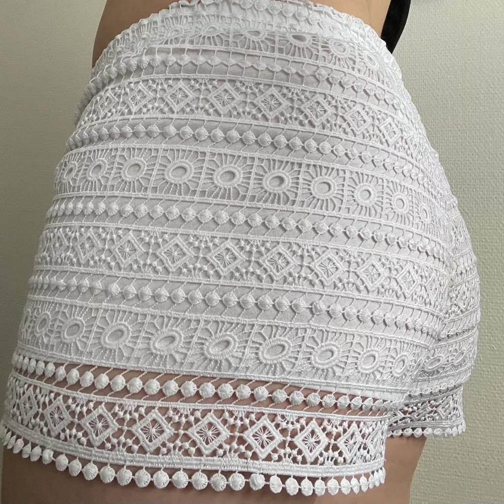 Det är mjuka vita shorts i storlek xs. Trendiga just nu men passar inte storleken! ❤️🤍 står ej för frakten! Men möts gärna upp :) . Shorts.