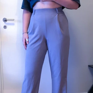 NLY TREND kostymbyxor - NLY TREND KOSTYMBYXOR i en ljusgrå nyans. - stretchig material - Stretchig midja - storlek S men jag som M kan ha byxorna perfekt 