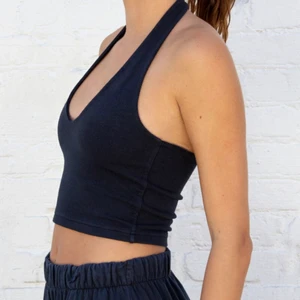 halterneck linne - svart halterneck linne från brandy melville 💘 nyskick och endast testat en gång. lånade bilder. kontakta mig vid intresse eller för fler bilder 🫶🏼 inte säker på att jag säljer den då jag fortfarande kan lämna tillbaka