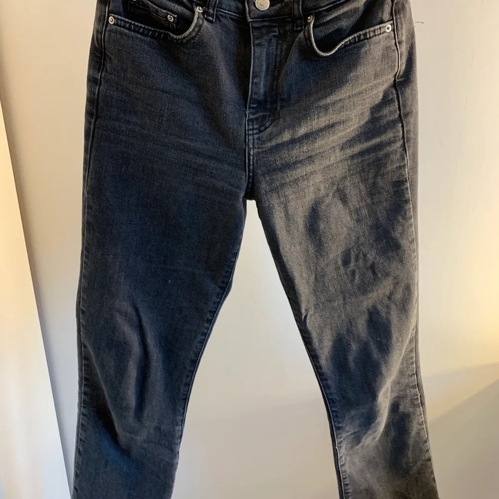 Ett par svarta utsvängda jeans från Gina Tricot i storlek 34 i modellen Ylva . Säljer för 300 och jag står för frakten. Jeans & Byxor.