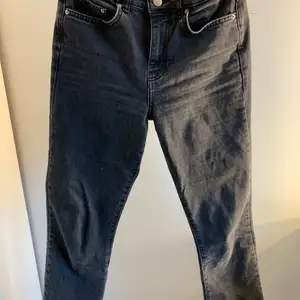 Ett par svarta utsvängda jeans från Gina Tricot i storlek 34 i modellen Ylva . Säljer för 300 och jag står för frakten
