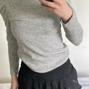 Grå Volang tröja från Lindex - En grå tröja med volanger från Lindex. Storlek 134/140 vilket motsvarar ca XXS. Den passar mig med S hyfsat bra, lite kort i ärmarna, men inget man tänker så mycket på. Buda från 45kr 💞 Köparen står för frakten! Skriv privat för fler bilder och detaljer! 