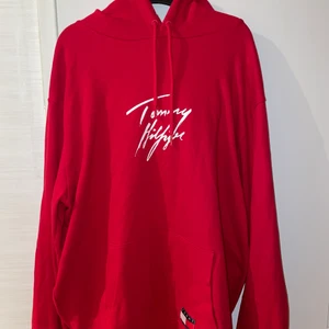 Tommy Hilfiger hoodie - Har använt typ 10ggr, ser ny ut. Nypris 1100kr