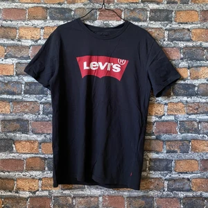 Svart Levis T-shirt - En fin svart Levis tröja i fint skick. För fler bilder eller mått kontakta mig 🤝 Frakt sker via PostNord icke spårbart 45 kr eller spårbart 51 kr 📦