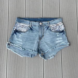 Shorts  - Vi säljer dessa lågmidjade shortsen med snygga detaljer! Kan skicka bilder med de på vid intresse! 💓