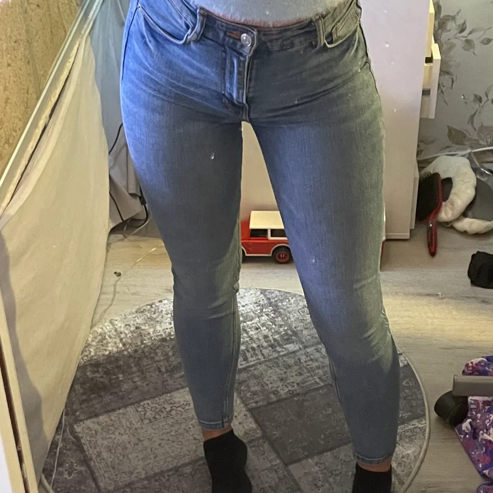 Såå snygga skinny jeans med hög midja, från Zara i strl 36! Kommer tyvärr inte till användning🫠🛍💗 100kr + frakt 66kr spårbart. Jeans & Byxor.