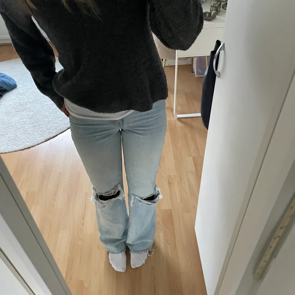 Säljer dessa ljusblåa jeans från zara då dem är för små för mig i midjan!! Storlek 32 men passar bra i längden (är ca 170)  Skriv om du har någon fråga angående mått/längd! Betalning sker via swish och köparen står för frakten!💞💞. Jeans & Byxor.