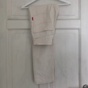 Vita somriga jeans - Säljer dessa jeans då de tyvärr blivit för små. 100%bomull och i bra skick men med tecken på användning.  midja 62cm och ben 76cm