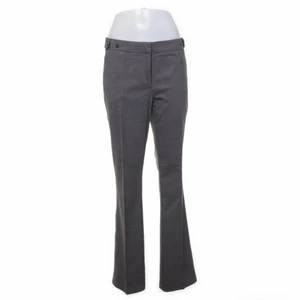 Gråa kostymbyxor - Gråa kostymbyxor som är lågmidjade. 