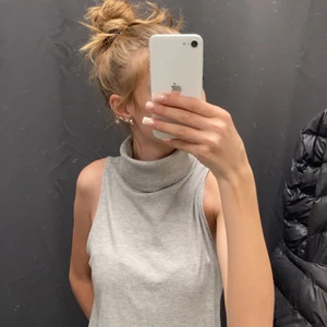  Topp - Jätte fin tunn och luftig ribbad topp med polo, går ända ner till höften. Inga defekter, knappt använd. Strl L me. passar mig som har Xs, den är väldigt stretchig. Nypris runt 150 mitt pris 60, H&M Divided 