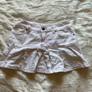 söt lågmidjad jeanskjol - jättefin lågmidjad jeanskjol. köpt här på plick men i bra skick. skriv för fler bilder! 