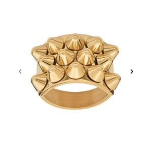 säljer denna ring ifrån edblad. storleken är 17,5 mm och passar mig med väldigt smala fingrar. nypris 349kr, säljer för 250kr + frakt!