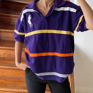 Ralph Lauren oversized t-shirt unisex - Köpt på secondhand på mansavdelningen. Ett ganska spontant köp för tyckte färgerna var supercoola men har tyvärr inte använt den mycket :/ har själv vanligtvis Storlek S så den blir lite pösigt men det är typ snyggt tycker jag. 