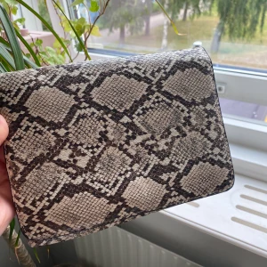 Orm väska - Liten handväska med orm tryck, har borttagnas band också om man bara vill hålla den som den är:)