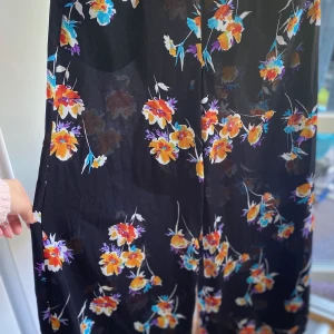 Vida byxor i stl 34/36 - Supersnygga vida byxor  Stl 34/36 Från atmosphere  Mycket fint skick  100% polyester 