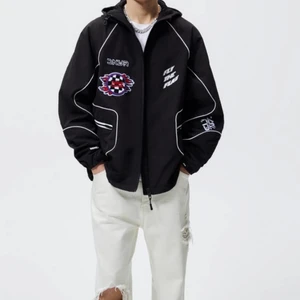 trendig jacka  - köparen står för frakt budgivning om flera intresserade. Nypris 699kr