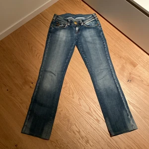 Lois jeans - Säljer mina assnyga lågmidjade Lois jeans!! Använda ett fåtal gånger och är i väldigt fint skick🥰 de är något korta på mig och jag är 168 så därför säljer jag de❤️
